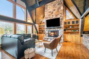 Smart TV, chimenea y oficina