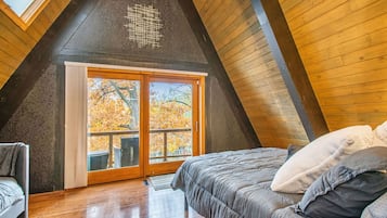 3 Schlafzimmer, Betten mit Memory-Foam-Matratzen, Schreibtisch