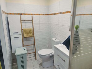 Douche, serviettes fournies, papier toilette