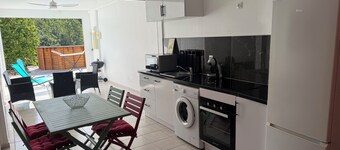 Bas de villa T2 avec piscine plage de sainte anne à 5 minutes