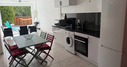 Bas de villa T2 avec piscine plage de sainte anne à 5 minutes