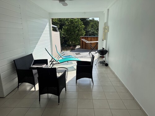 Bas de villa T2 avec piscine plage de sainte anne à 5 minutes