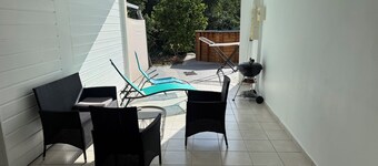 Bas de villa T2 avec piscine plage de sainte anne à 5 minutes