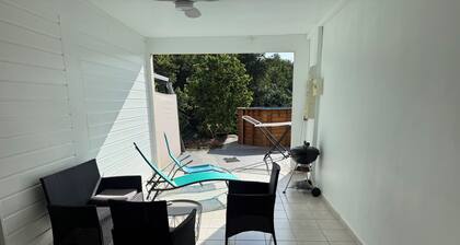 Bas de villa T2 avec piscine plage de sainte anne à 5 minutes