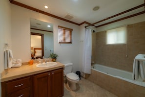 Regadera, secadora de cabello, toallas 