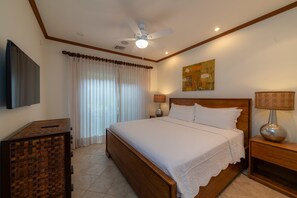 1 habitación, tabla de planchar con plancha y cuna de viaje 