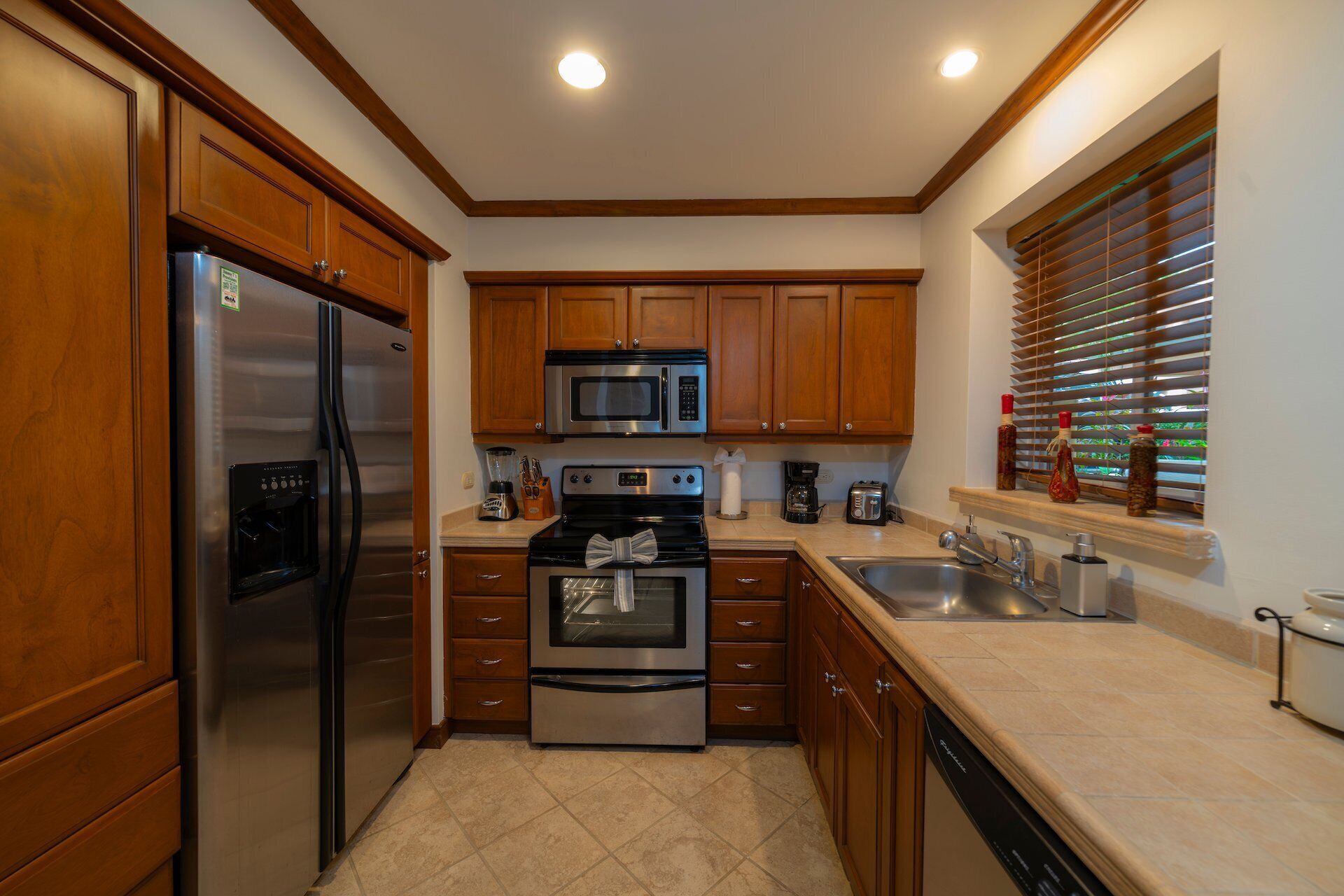 Refrigerador, microondas, horno y parrilla de estufa 