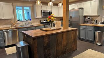 Køleskab, mikrobølgeovn, ovn, kogeplade