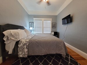 2 makuuhuonetta, työpöytä, silitysrauta/-lauta, vauvan matkasänky