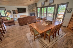 Dining - Sleepy Hollow Cabin with hot tub located in Powder House Pass (Lead)