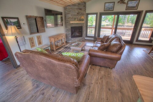 Sleepy Hollow Cabin with hot tub located in Powder House Pass
