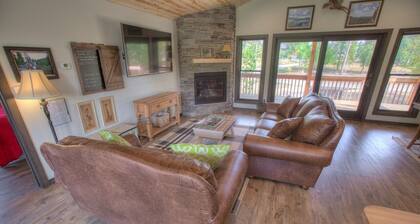 Sleepy Hollow Cabin with hot tub located in Powder House Pass
