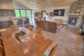 Smart-tv, een open haard en een dvd-speler