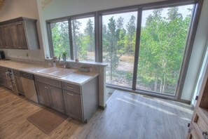 Een koelkast, een microgolfoven, een oven, een kookplaat