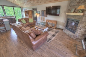 Smart TV, fireplace, DVD player - Sleepy Hollow Cabin with hot tub located in Powder House Pass (Lead)
