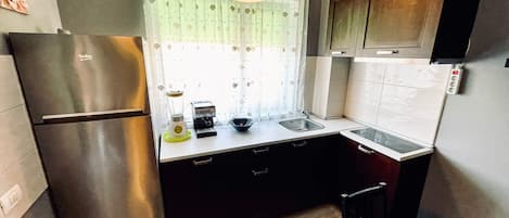 Refrigerador, microondas, horno y parrilla de estufa