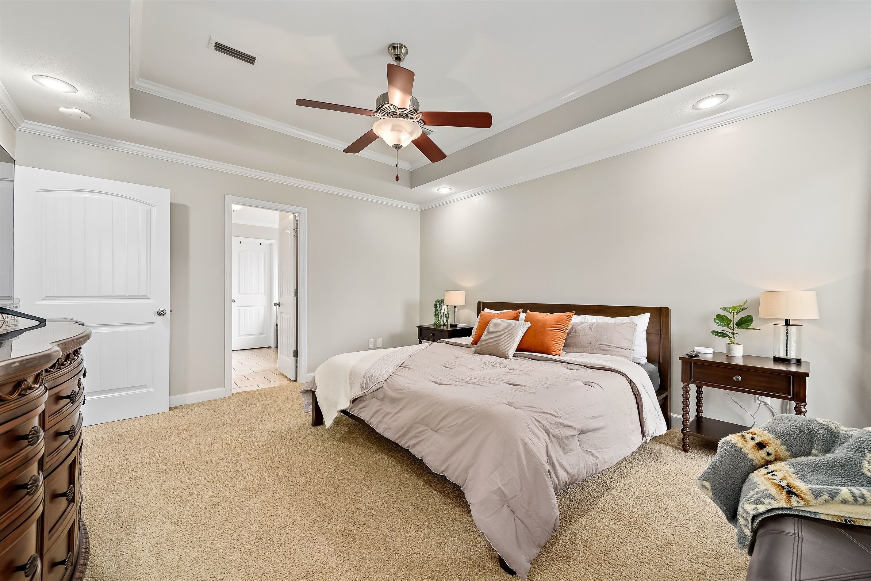 3 camere, una scrivania, ferro/asse da stiro, culla da viaggio