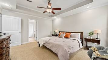 3 slaapkamers, een bureau, een strijkplank/strijkijzer, reisbedje