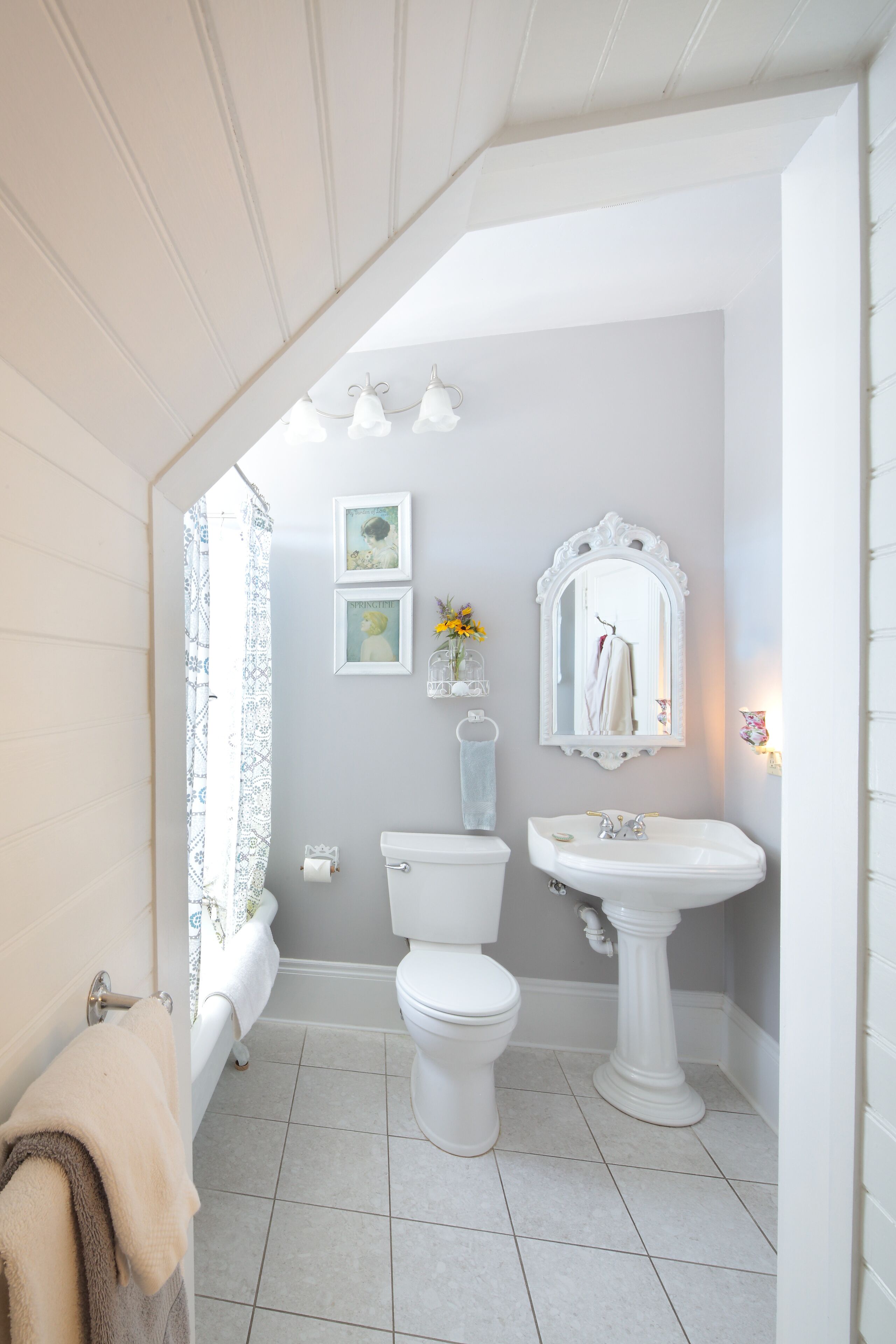 Un baño con inodoro, lavamanos y zona de ducha.