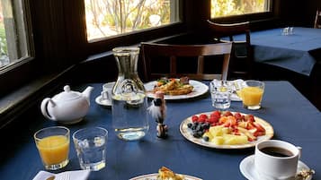 Sudah termasuk sarapan masakan setempat setiap hari