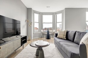 TV, stereo - Airy Lakeview 1BR w/ W/D, 1 block to L, near Wrigley Field, by Blueground (Chicago)