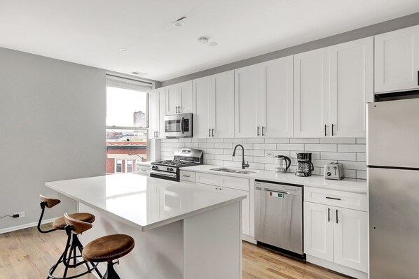 Fridge, microwave, oven, stovetop - Airy Lakeview 1BR w/ W/D, 1 block to L, near Wrigley Field, by Blueground (Chicago)