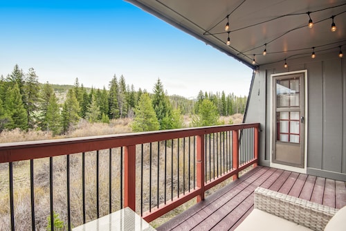 Contemporary ski retreat with fast WiFi, pool & hot tub