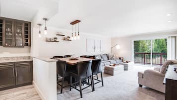 Télévision, cheminée, livres