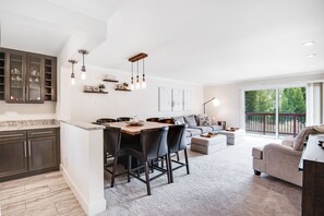 Fernseher, Kamin, Bücher