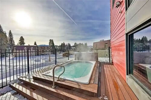 Contemporary ski retreat with fast WiFi, pool & hot tub