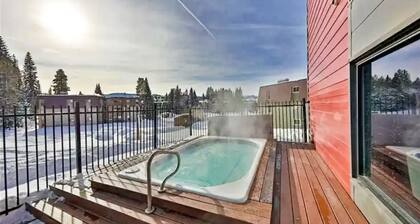 Contemporary ski retreat with fast WiFi, pool & hot tub