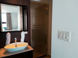 Shower, towels, soap, toilet paper - JUNIOR SUITE SEA VIEW (Río Hato)