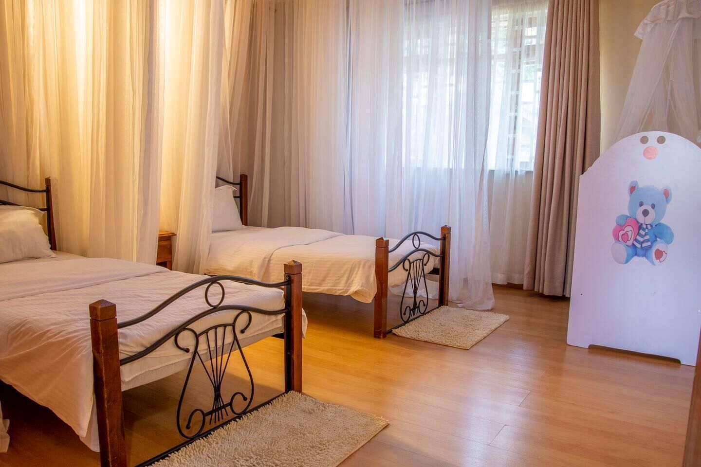 3 bedrooms, iron/ironing board, WiFi, bed sheets