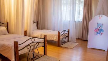 3 bedrooms, iron/ironing board, WiFi, bed sheets