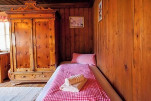 5 bedrooms, iron/ironing board, WiFi, bed sheets