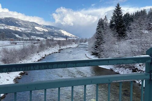 Mountain-view Cottage Sleeps 15 -Balcony -Pets Ok