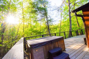 Outdoor spa tub - Enjoy Our Vintage Interiors to Make Memories in the Great Smoky Mountains (Sevierville)