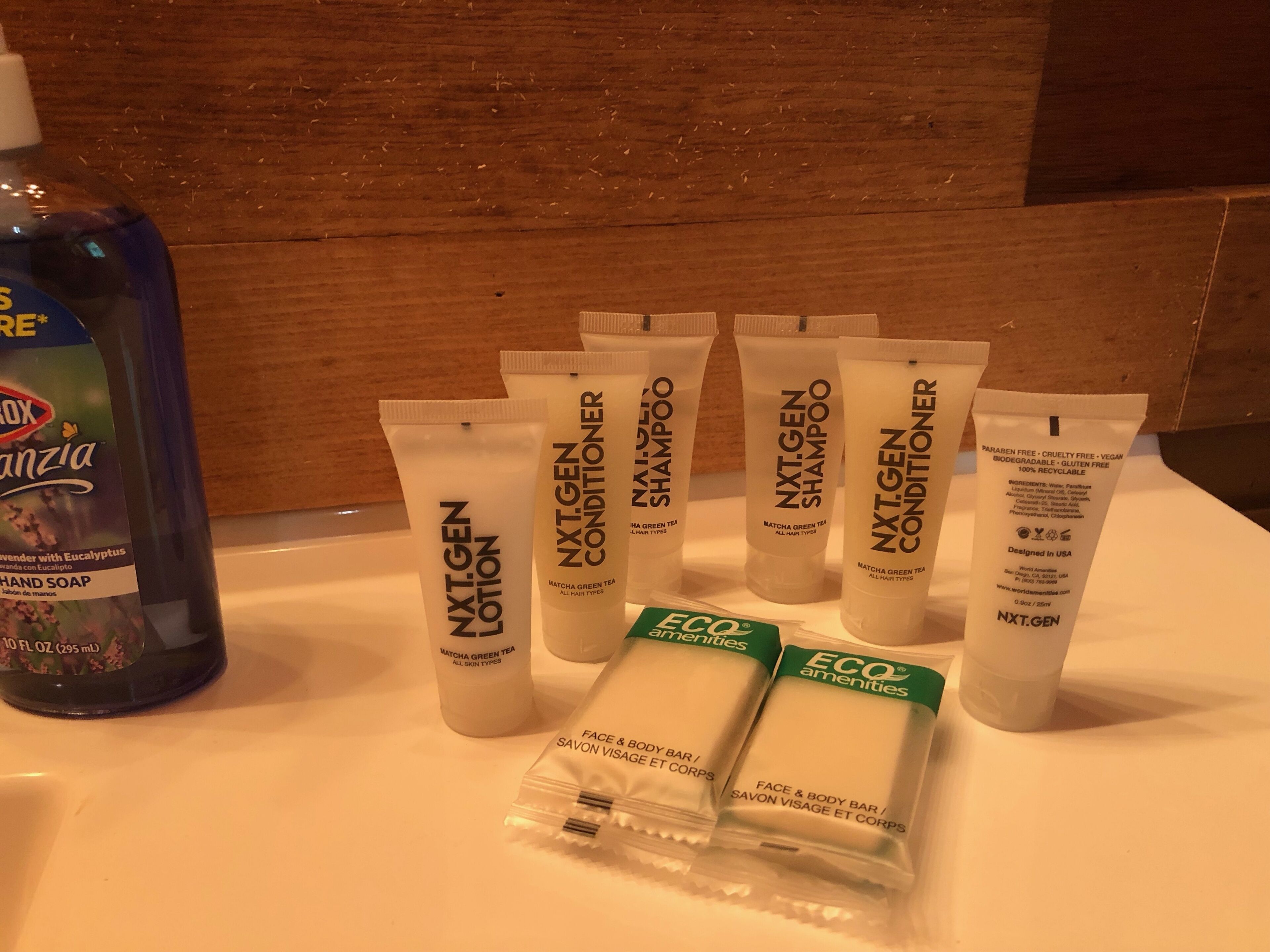 Une gamme de produits de soins personnels NXT.GEN, comprenant une lotion, un après-shampoing et un shampoing, ainsi qu’un flacon de savon pour les mains.