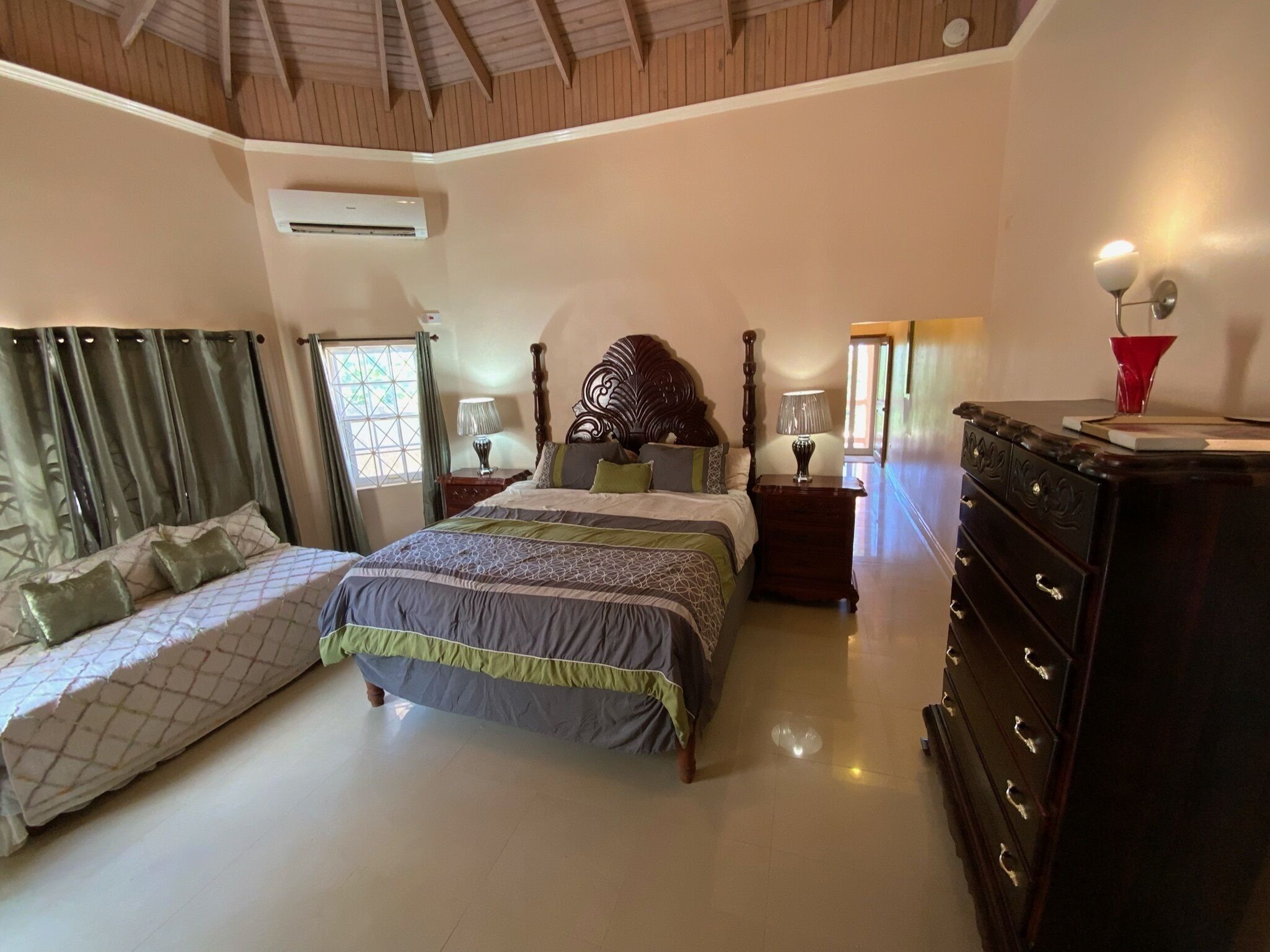 6 bedrooms, desk, iron/ironing board, free WiFi