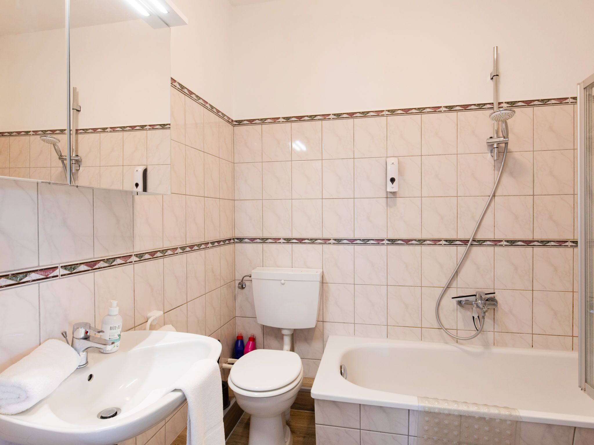 Ein Badezimmer mit Waschbecken, Toilette und Badewanne.