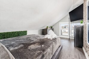 5 bedrooms, desk, iron/ironing board, free WiFi