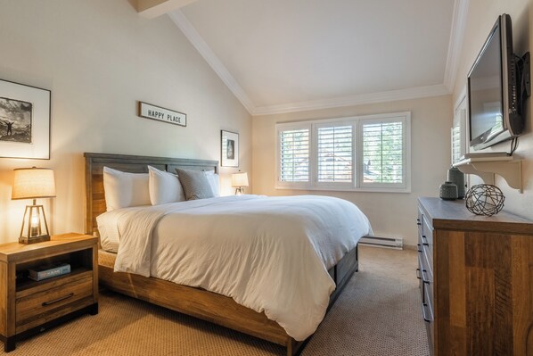 2 slaapkamers, een bureau, een strijkplank/strijkijzer, reisbedje