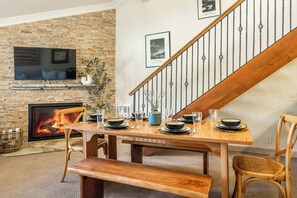 Dining - Walk-to-Ski 2.5BR w/ Pool, Spa & Mountain Charm 531 (Mammoth Lakes)