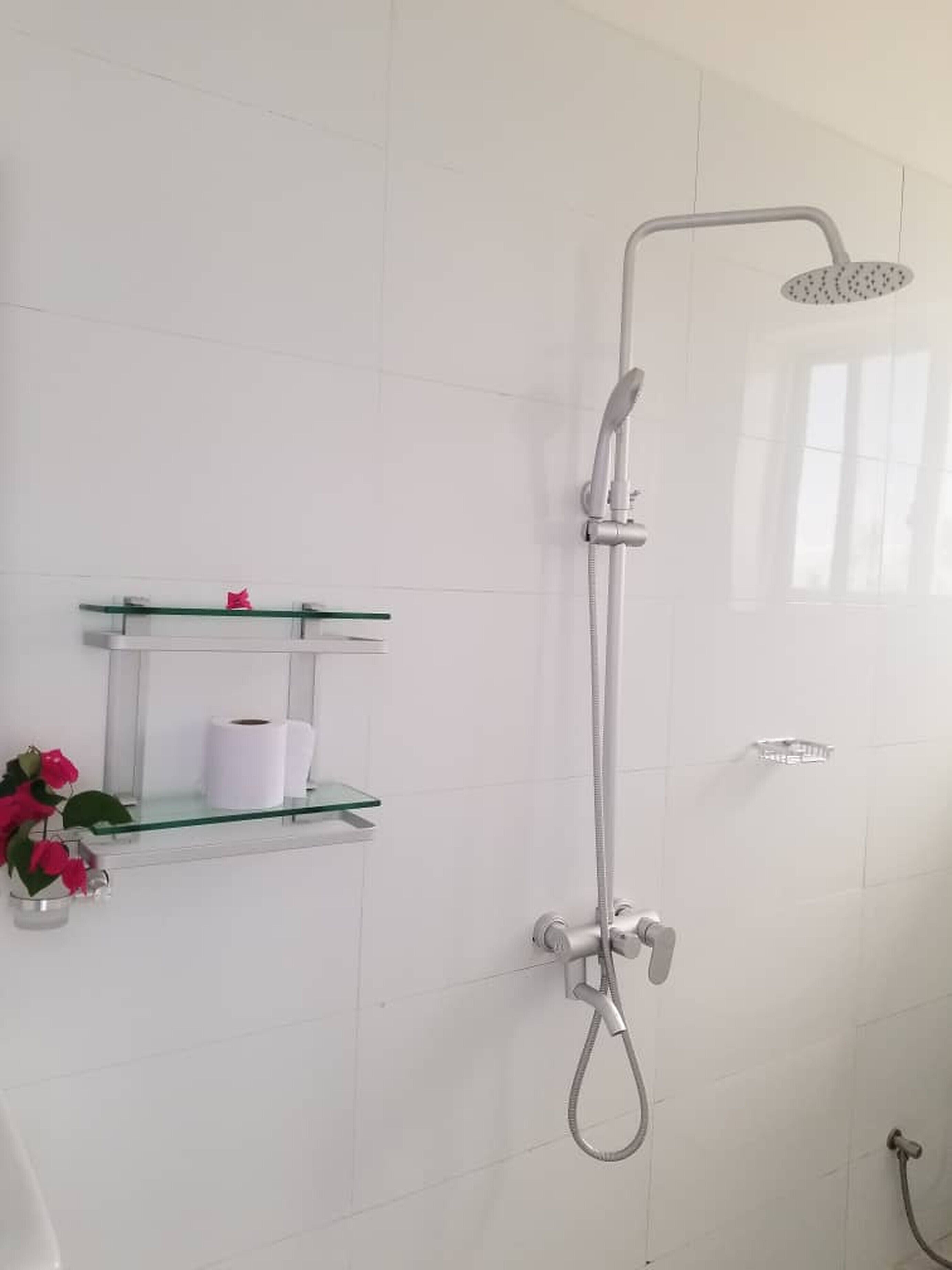 Chuveiro, toalhas de banho