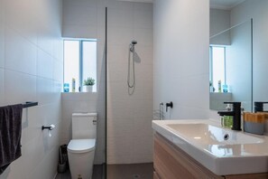Dusj, miljøvennlige toalettsaker, hårføner og håndklær
