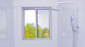 Shower, towels - Room Ns beach front sea view 3rdlat 2-4 gust (Nungwi)