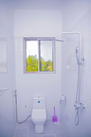 Shower, towels - Room Ns beach front sea view 3rdlat 2-4 gust (Nungwi)