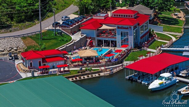 Un restaurant situé au bord du lac, avec une terrasse et une piscine.