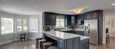 Frigorifero, microonde, piano cottura, lavastoviglie