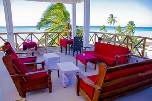 Outdoor dining - Room Hj at the beachfront Seaview gland flow, with 2 guests (Nungwi)